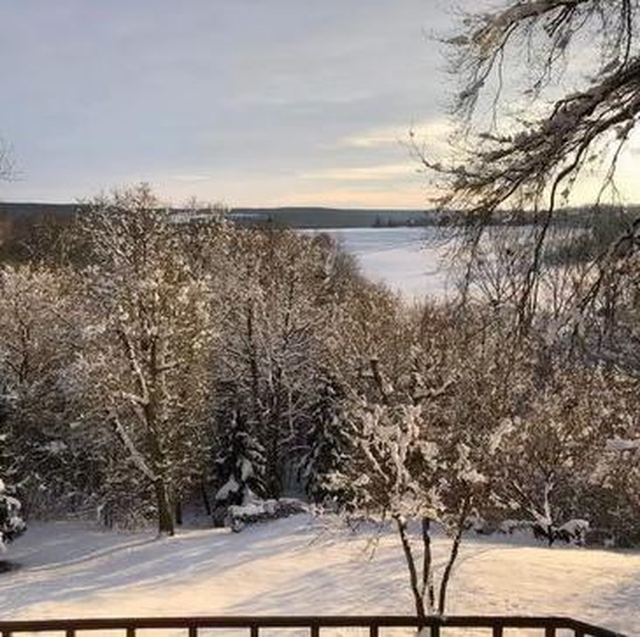 <p>Pemandangan sekitar rumah Anggun di musim salju terlihat berbeda dari biasanya. Pepohonan dan dedaunan hijau di hutan kini tertutup oleh salju. Area pekarangan rumah yang menjorok ke hutan juga sudah ditutupi oleh tumpukan salju. (Foto: Instagram @anggun_cipta)</p>