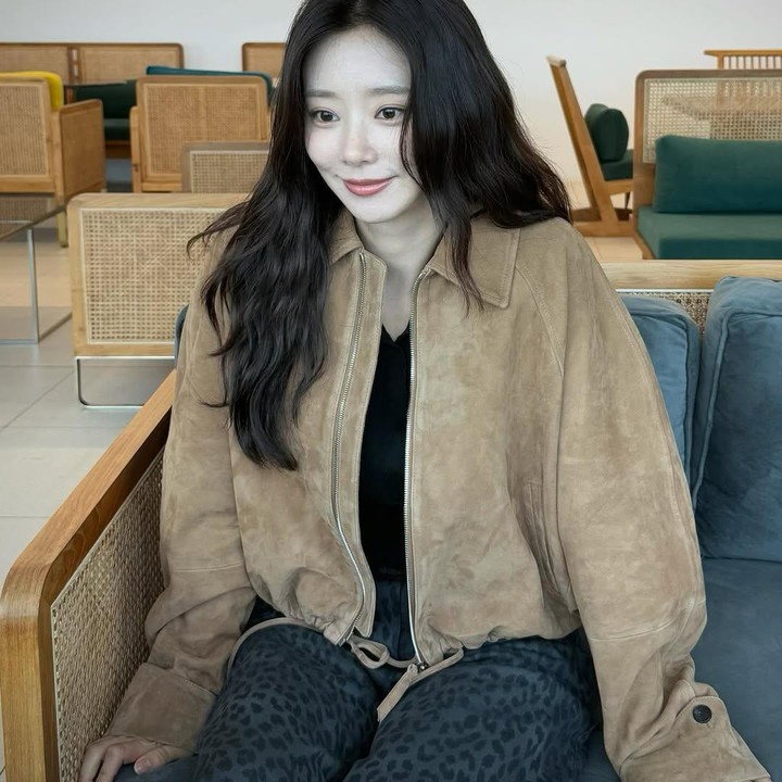 <p>Selain menjadi artis, Lee Joo Bin diketahui juga merupakan seorang model. Tak heran bila outfit yang dikenakannya selalu indah, seperti yang dipakainya saat ini. Ia memadukan jaket berbahan suede dengan celana bermotif loreng. (Foto: Instagram @hellobeen)</p>