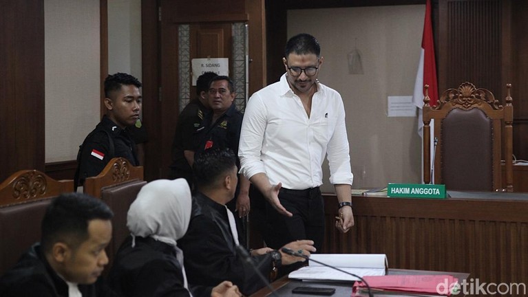Sidang lanjutan perkara narkoba yang menjerat Muhammad Amar Akbar alias Ammar Zoni kembali digelar di Pengadilan Negeri Jakarta Pusat&comma; Kamis &lpar;18&sol;12&sol;2025&rpar;&period; Dalam persidangan kali ini&comma; agenda utama adalah pemeriksaan terdakwa terkait dugaan peredaran narkotika jenis sabu di dalam Rumah Tahanan &lpar;Rutan&rpar; Salemba&comma; Jakarta Pusat&period;