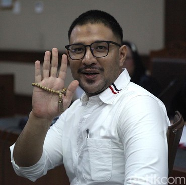7 Gaya Ammar Zoni Genggam Tasbih Jalani Sidang Kasus Pengedaran Narkoba