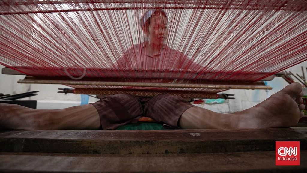 FOTO: Jejak Jati Diri Palembang dalam Helai Songket