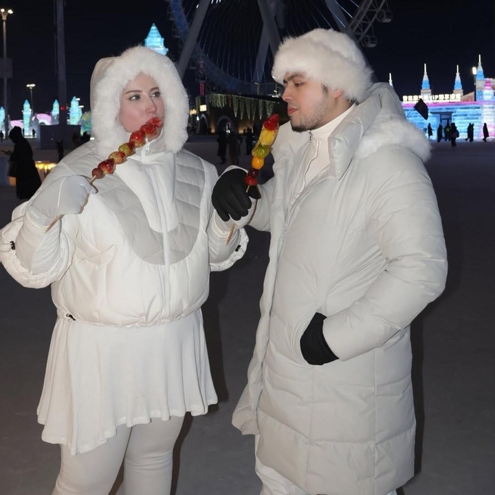 <p>Dalam postingan di Instagram, Tasyi membagikan potret romantis bersama sang suami saat berada di 'Kota Es'. Keduanya terlihat begitu bahagia bisa <em>quality time</em> bersama untuk merayakan hari ulang tahun pernikahan. (Foto: Instagram @tasyiiathasyia)</p>