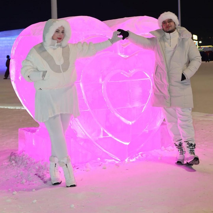 <p>Selama di 'Kota Es', Tasyi dan suami juga menyempatkan diri untuk mengunjungi Snow Festival. Di sini, Tasyi memamerkan bangunan-bangunan yang terbuat dari es dan ditampilkan begitu indah dengan lampu warna-warni. Suhu dingin tampaknya tak menjadi kendalam bagi Tasyi dan sang suami untuk menikmati keindangan festival salju ini. "Its Cold but its so preety, -25C siapa yg kuat tinggal disini nih?" ungkapnya. (Foto: Instagram @tasyiiathasyia)</p>