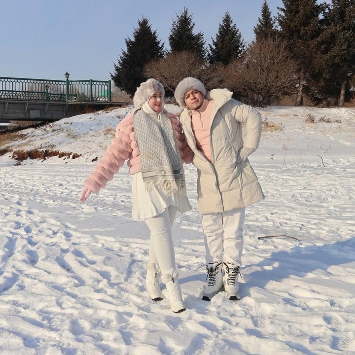 <p>Setelah dari Shanghai, Tasyi dan suami melanjutkan anniversary trip ke 'Kota Es' Harbin di Provinsi Heilongjiang. Di sini, Tasyi dan Syech Zaki banyak menghabiskan waktu menikmati salju dan udara dingin yang mencapai suhu -25 derajat Celcius. "<em>Masya ALLAH</em> -25 celcius. ANNIVERSARY TRIP. 11 tahun bersama semoga bisa langgeng terus," tulisnya dalam satu unggahan. (Foto: Instagram @tasyiiathasyia)</p>