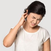 Mengapa saat di Pesawat Telinga Terasa Sakit? Ternyata Ini Jawabannya!