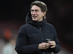 Viral! Thomas Frank Ngopi Pakai Gelas Arsenal