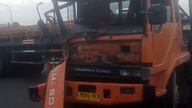Penampakan Truk Tonton Melintang Tutupi Ruas Flyover Ciputat