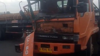 Penampakan Truk Tonton Melintang Tutupi Ruas Flyover Ciputat
