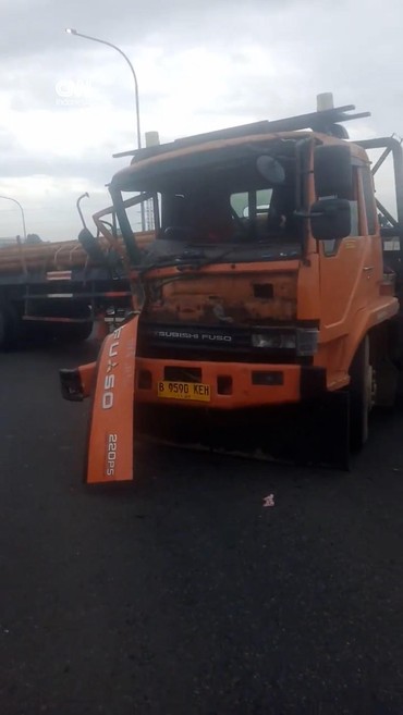 Penampakan Truk Tonton Melintang Tutupi Ruas Flyover Ciputat