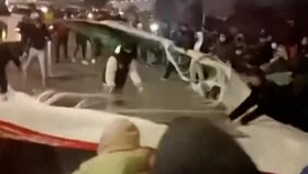 Pendemo Ramai-ramai Merobek Bendera Iran di Kota Mashhad