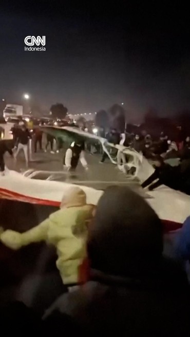Pendemo Ramai-ramai Merobek Bendera Iran di Kota Mashhad