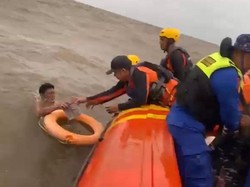 Tim SAR Selamatkan 3 ABK di Perairan Jambi Usai Kapal Dihantam Ombak