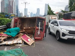 Truk Muatan Granit Pecah Ban hingga Terbalik di Tol Dalkot, Lalin Macet