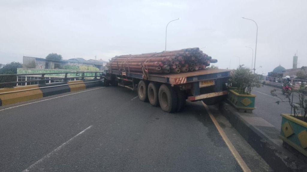 Truk Tronton Kecelakaan di Flyover Ciputat, Lalin Macet Parah