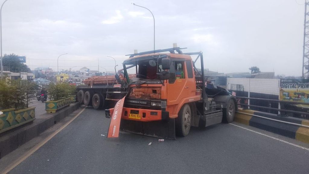 Truk Tronton Melintang di Flyover Ciputat, Diduga Sistem Rem Terkunci