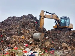 Gunungan Sampah di Pasar Induk Kramat Jati Mulai Diangkut