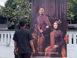 Bukan Janur Kuning, Viral Pengantin di Lumajang Pasang Banner Jadi Sorotan