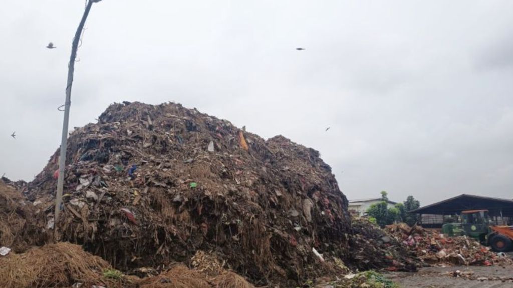 Sampah Menggunung di Pasar Kramat Jati, Warga Keluhkan Bau Menyengat
