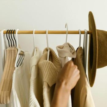 5 Fashion Items yang Harus Ada di Capsule Wardrobe, Bisa untuk Banyak Gaya