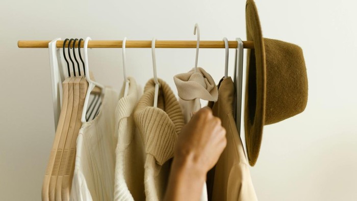 5 Fashion Items yang Harus Ada di Capsule Wardrobe, Bisa untuk Banyak Gaya