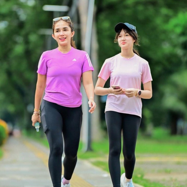 <p>Anak ketiga Ussy, Shakeela Eleanor Ameera, lahir pada 28 Oktober 2012. Sejak lahir, gadis yang akrab disapa Eleanor ini memang sudah mencuri perhatian banyak pasang mata. Parasnya yang rupawan jadi salah satu alasan mengapa dirinya sudah memiliki banyak penggemar. Tak hanya cantik, tinggi Eleanor juga sudah hampir menyaingi sang Bunda, lho. "Tahun depan sih tingginya sudah ngelewatin mama," tulis Ussy, dikutip dari akun Instagram<em> @ussypratama.</em> (Foto: Instagram @ussypratama)</p>