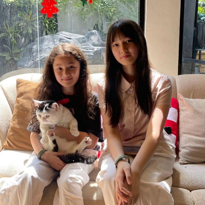 <p>Baik Ussy maupun Andhika kerap membagikan potret Eleanor lewat media sosialnya.&nbsp;Kini sudah berusia 13 tahun, Eleanor semakin terlihat seperti remaja yang anggun dan kalem, Bunda. (Foto: Instagram @andhiiikapratama)</p>