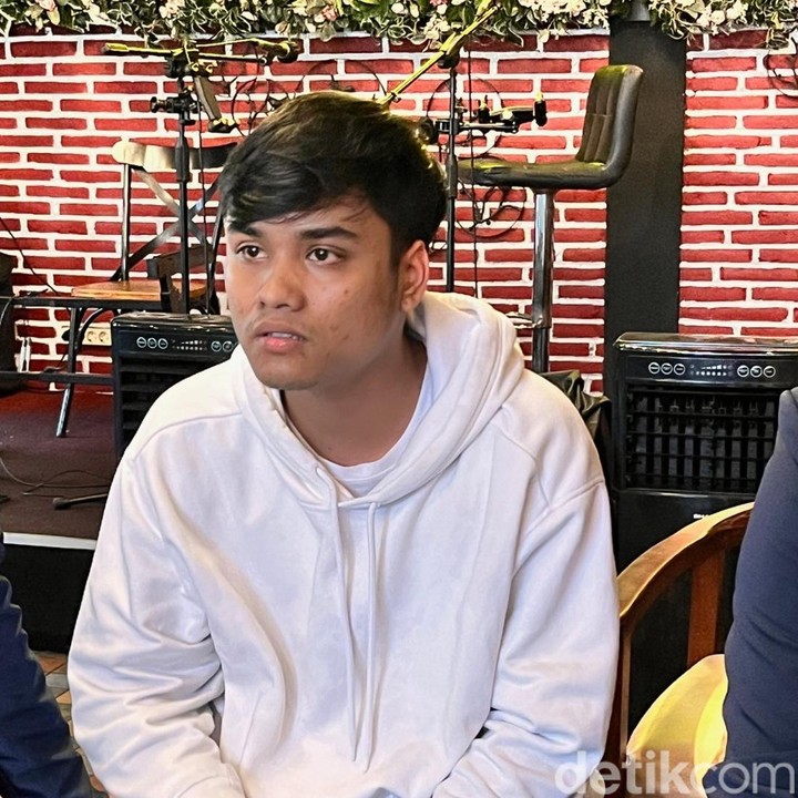 <p>Ressa diketahui lahir pada tahun 2002. Ressa tumbuh seperti anak-anak lainnya.&nbsp;Namun setelah lulus SMA,&nbsp;ia&nbsp;memutuskan untuk hidup mandiri dengan bekerja. Dilansir <em>detikcom</em>, pria 24 tahun ini pernah mencari penghasilan tambahan dengan membantu pemilik toko berbelanja ke distributor, dan menyuplai barang ke sejumlah toko milik juragannya. (Foto: Eka Rimawati/detikJatim)</p>