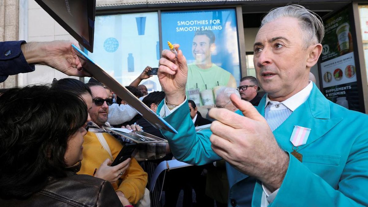 FOTO: Alan Cumming Raih Bintang Hollywood Walk of Fame