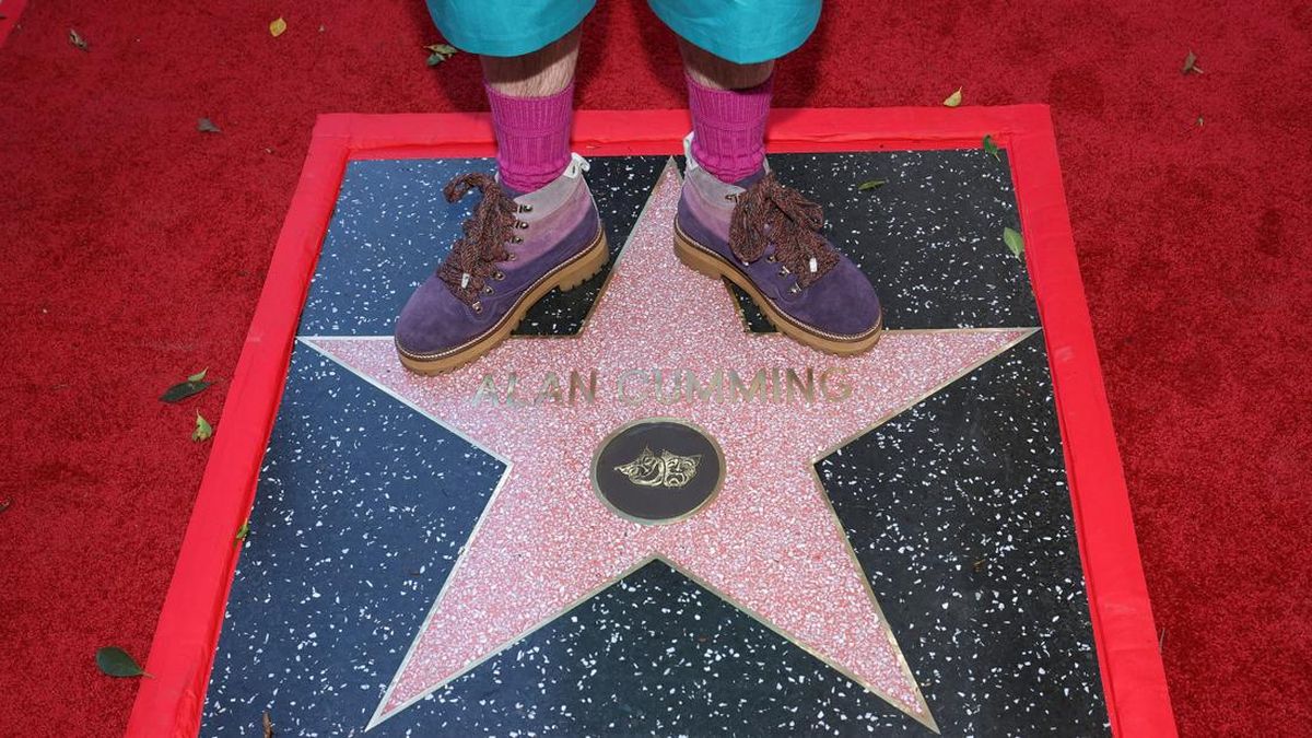 FOTO: Alan Cumming Raih Bintang Hollywood Walk of Fame