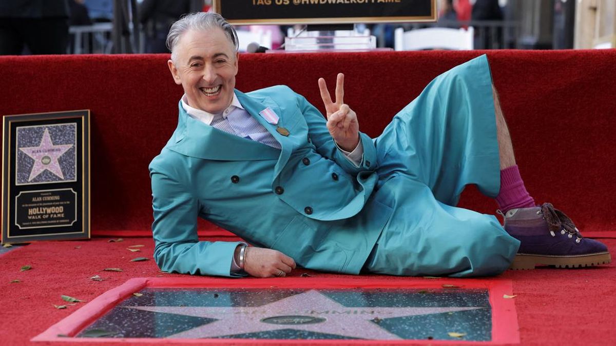 FOTO: Alan Cumming Raih Bintang Hollywood Walk of Fame
