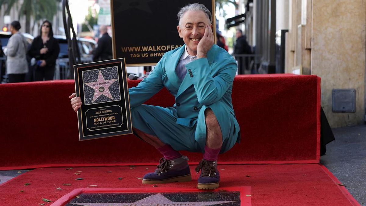 FOTO: Alan Cumming Raih Bintang Hollywood Walk of Fame