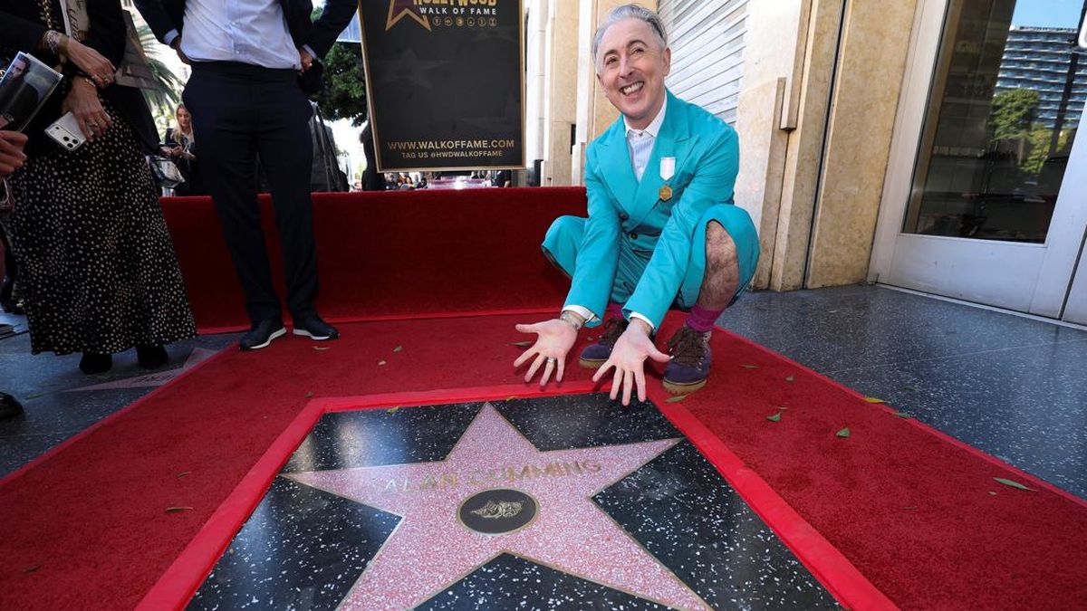FOTO: Alan Cumming Raih Bintang Hollywood Walk of Fame