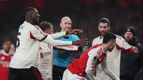 Kontroversi Martinelli, Lempar Bola Lalu Dorong Bradley yang Cedera