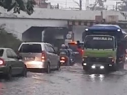 Hujan Lebat, Jalan Gempol Pasuruan Bawah Jembatan Viaduk Banjir