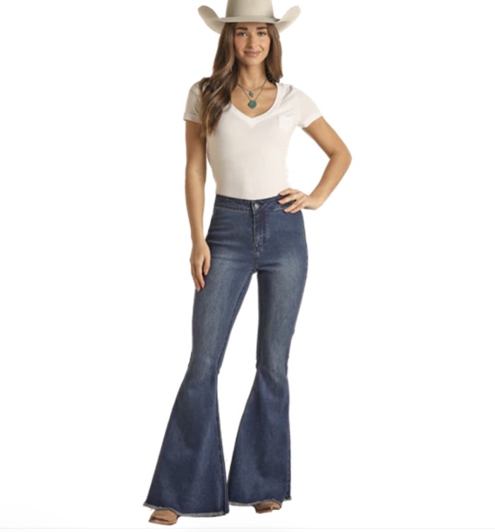 Celana bell-bottom jeans memiliki potongan yang melebar lebih dramatis dari lutut ke bawah sehingga bentuknya mirip seperti lonceng atau bell./ Foto: bourboncowgirl.com