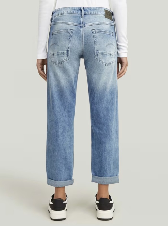 Celana boyfriend jeans memiliki potongan yang lebih longgar, baggy dan ujung ujung celananya bisa dilipat./ Foto: g-star.com