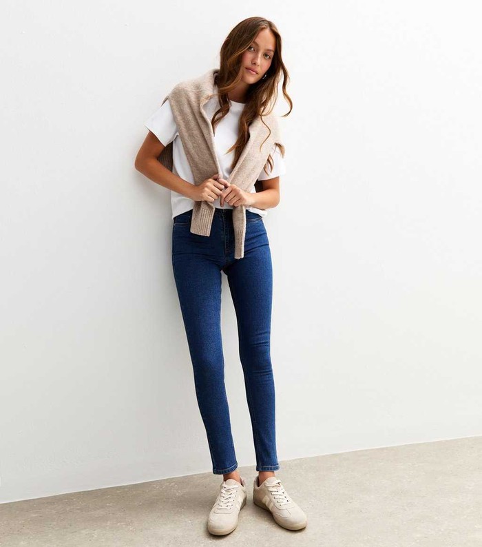 Skinny jeans adalah celana jeans yang potongannya ketat mulai dari paha sampai mata kaki./ Foto: newlook.com