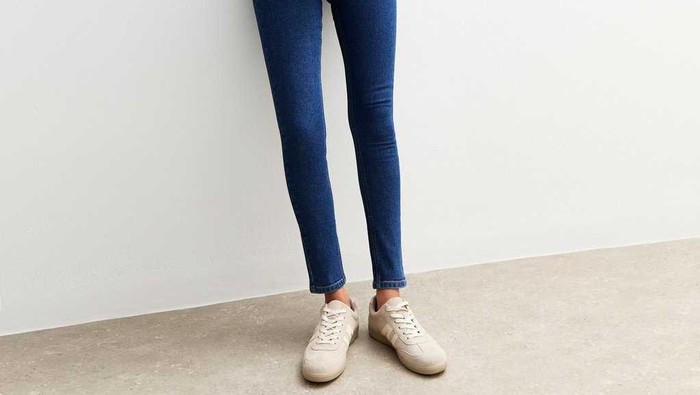 Skinny jeans adalah celana jeans yang potongannya ketat mulai dari paha sampai mata kaki./ Foto: newlook.com