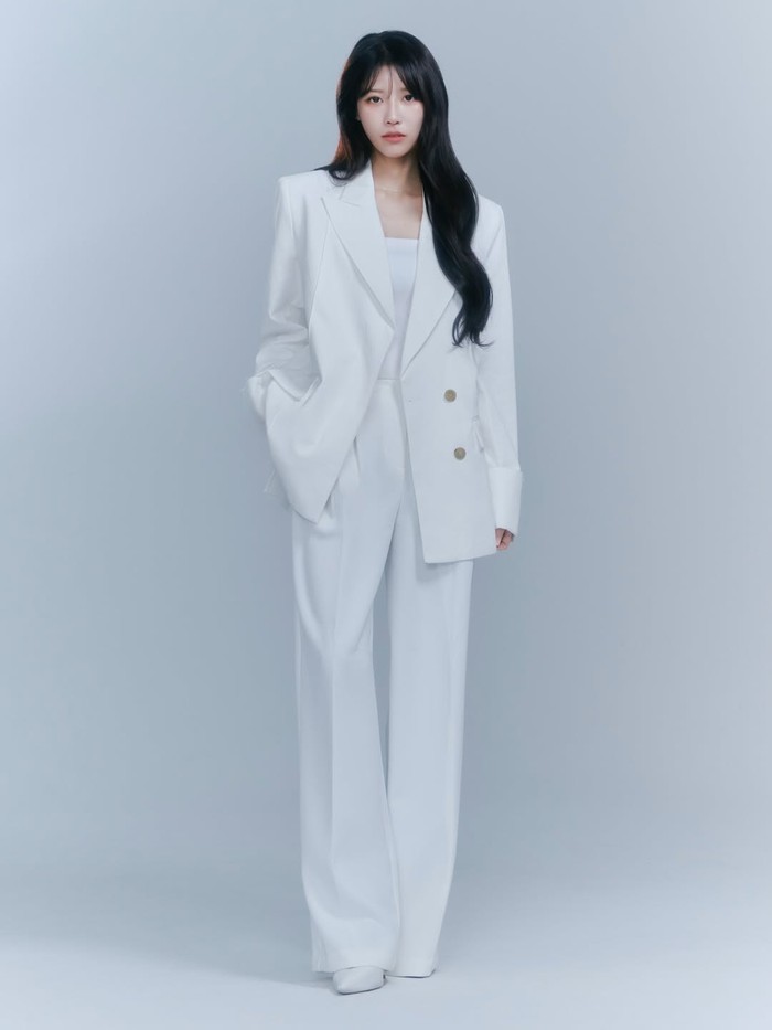 Dalam potret pertama, idol sekaligus entertainer ini tampil elegan dengan setelan jas dan celana putih yang menonjolkan sisi kedewasaan serta karismanya./ Foto: instagram.com/aomgofficial