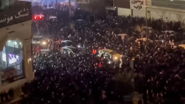 Pemerintahan Iran memutus koneksi internet usai pemimpin tertinggi Ali Khamenei mewanti-wanti pedemo yang dituduh berbuat kerusakan dan antek AS, Kamis (8/1).