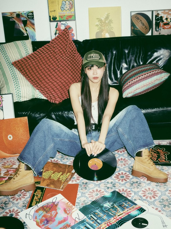 Dengan konsep street-style yang memadukan tanktop putih, baggy jeans, dan sepatu boots semakin menunjukkan kesan edgy dan modis./ Foto: instagram.com/aomgofficial