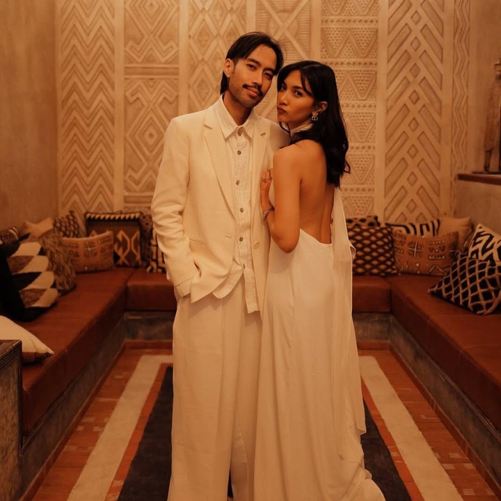 <p>Pasangan artis yang hadir di pernikahan Ranggaz adalah Vidi Aldiano dan istrinya Sheila Dara. Keduanya ikut dalam rangkaian acara pernikahan sang sahabat, yang dimulai dari welcome dinner pada Rabu (7/1/26). Dalam potret yang dibagikan di Instagram, Vidi dan Sheila terlihat kompak mengenakan pakaian bernuansa serba putih di acara ini. "<em>First night to celebrate love. Team groom, ready</em>!" tulis Vidi dalam unggahan ini. (Foto: Instagram @vidialdiano)</p>