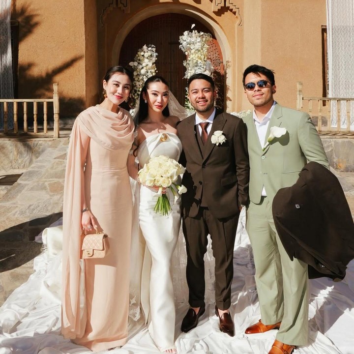 <p>Pasangan Aaliyah Massaid dan Thariq Halilintar juga terbang ke Maroko untuk menghadiri pernikahan Ranggaz dan Angie. Pasangan yang telah dikaruniai seorang putra ini terpilih menjadi <em>bridesmaid</em> dan <em>groomsmen</em>, Bunda. (Foto: Instagram @aaliyah.massaid)</p>