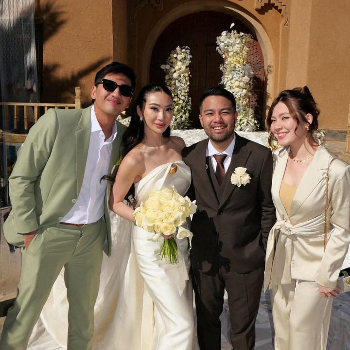 <p>Pasangan terakhir yang hadir di pernikahan Ranggaz dan Angie adalah pesinetron Harris Vriza dan istrinya Haviza Devi. Di acara pernikahan ini, Harris tampak mengenakan setelan&nbsp;<em>groomsmen</em> berupa jas berwarna hijau muda, sementara istrinya tampil cantik memakai baju bernuansa warna nude. "<em>On duty,</em>" tulis Harris. (Foto: Instagram @harrisvriza)</p>