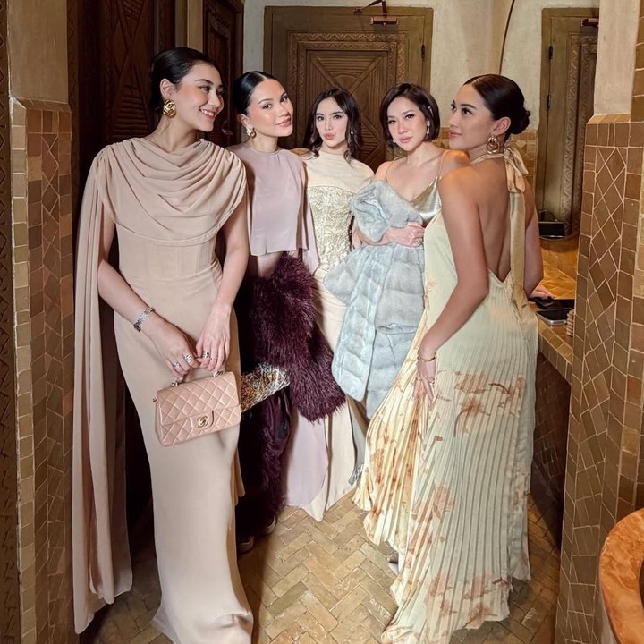 <p>Acara pernikahan mewah Renggaz dan Angie tampaknya tidak banyak mengundang tamu. Keduanya hanya mengundang kerabat dan teman dekat di mana kebanyakan dari mereka adalah artis Tanah Air. Di acara pernikahan ini, penyanyi Bunga Citra Lestari alias BCL juga terlihat hadir bersama suaminya Tiko Aryawardhana. Keduanya terbang ke Maroko setelah merayakan Tahun Baru bersama keluarga. (Foto: Instagram @alyssadaguise)</p>