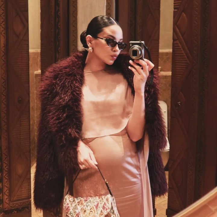 <p>Pernikahan Ranggaz&nbsp;dan Angie juga dihadiri oleh pasangan Alyssa Daguise dan suaminya Al Ghazali. Alyssa yang tengah hamil anak pertama terlihat memamerkan baby bump kehamilannya dalam balutan gaun bernuansa warna cokelat muda. (Foto: Instagram @harrisvriza)</p>