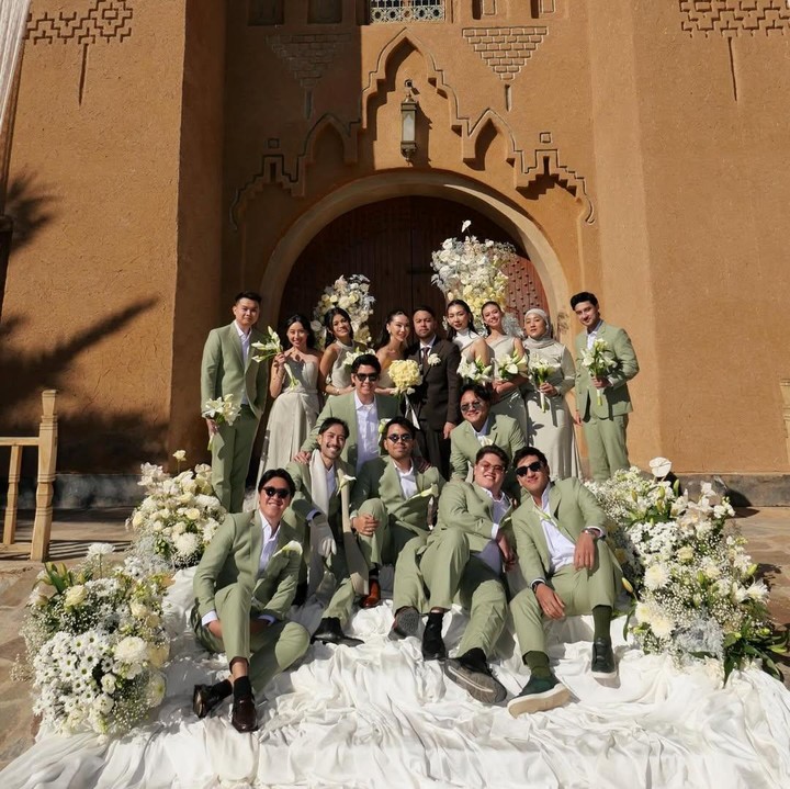 <p>'Pangeran Jaksel' Ranggaz Laksmana dan pasangannya Angie Prijanto baru-baru ini menggelar pernikahan di Marrakesh, Maroko. Pernikahan keduanya turut dihadiri oleh deretan artis Tanah Air, Bunda. Beberapa di antaranya adalah pasangan selebriti terkenal. (Foto: Instagram @harrisvriza)</p>