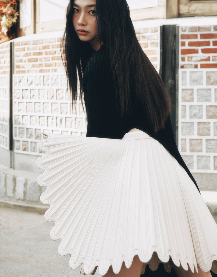 Detail pakaian Jung Ho Yeon yang memodifikasi hanbok mengikuti tren masa kini dapat disaksikan lebih jelas dalam potret di atas lengkap dengan aura mahal sang aktris yang terpancar cantik./ Foto: instagram.com/hoooooyeon