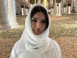 Emily Ratajkowski Berhijab Sambut Wali Kota Muslim New York, Unggahan Dikritik
