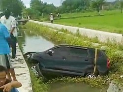Byur! Avanza Nyemplung Sungai di Karangdowo Klaten